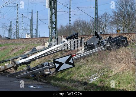 Halle, Allemagne. 27 mars 2025. Les anciens systèmes de signalisation démantelés sont situés sur la ligne de chemin de fer entre Halle et Leipzig. La nouvelle technologie de contrôle et de sécurité assure désormais des connexions plus rapides pour le trafic ferroviaire à toute la jonction ferroviaire de Halle. Après une fermeture de plusieurs jours, nécessaire à la mise en service, le trafic local, longue distance et fret reprend. Crédit : Heiko Rebsch/dpa/Alamy Live News Banque D'Images