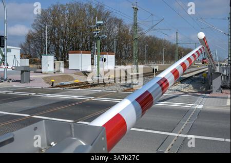Halle, Allemagne. 27 mars 2025. Nouvelles voies et nouvelles technologies de contrôle et de sécurité à la gare de Reußen. Deutsche Bahn a posé un total de 70 km de nouvelles voies à la jonction ferroviaire de Halle. La nouvelle technologie à la jonction ferroviaire de Halle assure désormais des connexions plus rapides dans le trafic ferroviaire. Après une fermeture de plusieurs jours, nécessaire à la mise en service, le trafic local, longue distance et fret reprend. Crédit : Heiko Rebsch/dpa/Alamy Live News Banque D'Images