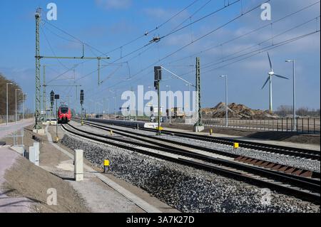 Halle, Allemagne. 27 mars 2025. Nouvelles voies et nouvelles technologies de contrôle et de sécurité à la gare de Reußen. Deutsche Bahn a posé un total de 70 km de nouvelles voies à la jonction ferroviaire de Halle. La nouvelle technologie à la jonction ferroviaire de Halle assure désormais des connexions plus rapides dans le trafic ferroviaire. Après une fermeture de plusieurs jours, nécessaire à la mise en service, le trafic local, longue distance et fret reprend. Crédit : Heiko Rebsch/dpa/Alamy Live News Banque D'Images