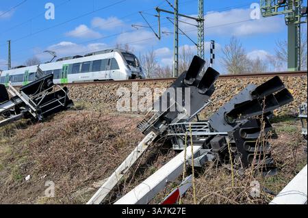 Halle, Allemagne. 27 mars 2025. Les anciens systèmes de signalisation démantelés sont situés sur la ligne de chemin de fer entre Halle et Leipzig. La nouvelle technologie de contrôle et de sécurité assure désormais des connexions plus rapides pour le trafic ferroviaire à toute la jonction ferroviaire de Halle. Après une fermeture de plusieurs jours, nécessaire à la mise en service, le trafic local, longue distance et fret reprend. Crédit : Heiko Rebsch/dpa/Alamy Live News Banque D'Images