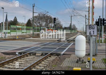 Halle, Allemagne. 27 mars 2025. Nouvelles voies et nouvelles technologies de contrôle et de sécurité à la station Halle - Peißen. Deutsche Bahn a posé un total de 70 km de nouvelles voies à la jonction ferroviaire de Halle. La nouvelle technologie à la jonction ferroviaire de Halle assure désormais des connexions plus rapides dans le trafic ferroviaire. Après une fermeture de plusieurs jours, nécessaire à la mise en service, le trafic local, longue distance et fret reprend. Crédit : Heiko Rebsch/dpa/Alamy Live News Banque D'Images