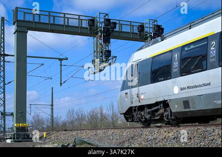 Halle, Allemagne. 27 mars 2025. Un nouveau pont de signalisation a été installé sur la ligne entre Halle et Leipzig, et de nouvelles technologies de contrôle et de sécurité assurent désormais des connexions plus rapides pour le trafic ferroviaire à tout le carrefour ferroviaire de Halle. Après une fermeture de plusieurs jours, nécessaire à la mise en service, le trafic local, longue distance et fret reprend. Crédit : Heiko Rebsch/dpa/Alamy Live News Banque D'Images