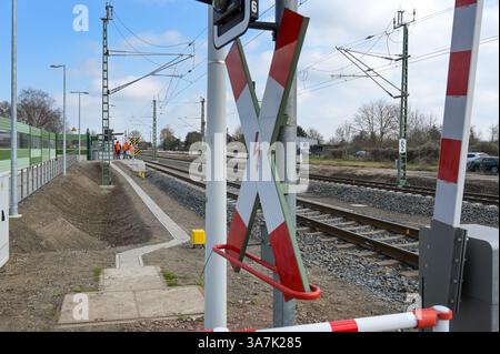 Halle, Allemagne. 27 mars 2025. Nouvelles voies et nouvelles technologies de contrôle et de sécurité à la station Halle - Peißen. Deutsche Bahn a posé un total de 70 km de nouvelles voies à la jonction ferroviaire de Halle. La nouvelle technologie à la jonction ferroviaire de Halle assure désormais des connexions plus rapides dans le trafic ferroviaire. Après une fermeture de plusieurs jours, nécessaire à la mise en service, le trafic local, longue distance et fret reprend. Crédit : Heiko Rebsch/dpa/Alamy Live News Banque D'Images