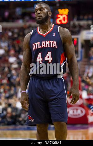 21 décembre 2012 : L'attaquant des Atlanta Hawks Ivan Johnson (44 ans) regarde pendant le match NBA entre les Atlanta Hawks et les Philadelphia 76ers au Wells Fargo Center à Philadelphie, en Pennsylvanie. Les 76ers de Philadelphie ont battu les Hawks d'Atlanta, 99-80.(image crédit : © Chris Szagola/Cal Sport Media/ZUMAPRESS.com) Banque D'Images