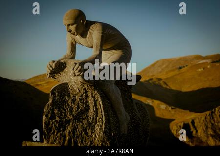 Colle Fauniera. La statue en souvenir de la victoire historique de Marco Pantani. Banque D'Images
