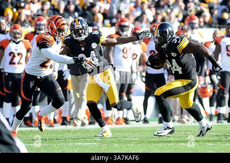 23 décembre 2012 - Pittsburgh, PENNSYLVANNIA, U. S - 23 décembre 2012 - Pittsburgh Steelers Running Back Rashard Mendenhall (34) prend 20 mètres alors que le receveur Antonio Brown (84) tente de bloquer le cornerback des Cincinnati Bengals Terence Newman (23) au deuxième quart-temps alors que les Steelers de Pittsburgh affrontent les Cincinnati Bengals à Heinz Field à Pittsburgh, Pennsylvanie. (Crédit image : © Dean M. Beattie/ZUMAPRESS.com) Banque D'Images