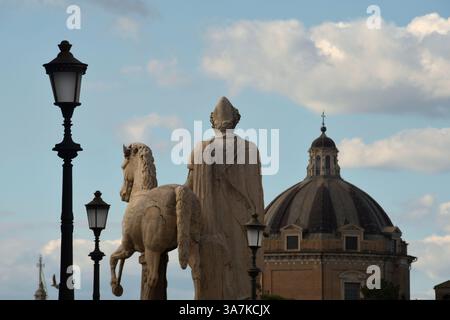 Le charme de Rome et du Vatican réside dans les fontaines, statues, pins et ruines riches en histoire. Du Quirinal à l'arc de Constantin Banque D'Images
