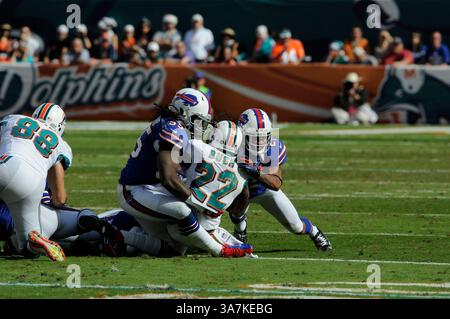 23 décembre 2012 : Reggie Bush #22 des Dolphins de Miami est attaqué par Kelvin Sheppard #55 et Stephon Gilmore #27 des Buffalo Bills lors du match de football NFL entre les Dolphins de Miami et les Buffalo Bills au Sun Life Stadium de Miami Gardens FL. Les Dolphins ont battu les Bills 24-10.(image crédit : © JC Ridley/Cal Sport Media/ZUMAPRESS.com) Banque D'Images