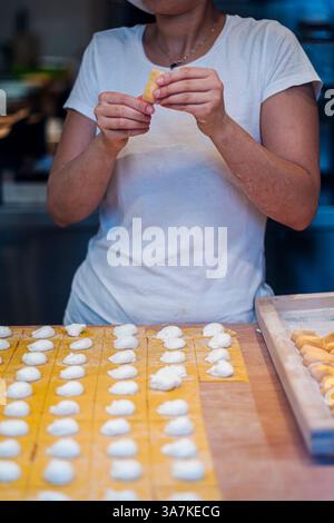 Le fabricant de raviolis et tortellinis de la vitrine de Bologne. Banque D'Images