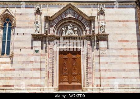 Entrée latérale de la cathédrale de Grosseto/Cattedrale di San Lorenzo, Grosseto, Toscane, Italie. Banque D'Images