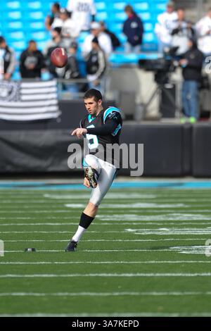 Dec. 23, 2012 - Charlotte, Caroline du Nord, U. S - le kicker des Carolina Panthers GRAHAM GANO (9 ans) se réchauffe avant un match de NFL entre les Raiders d'Oakland et les Panthers de la Caroline au Bank of America Stadium. (Crédit image : © Shane Roper/ZUMAPRESS.com) Banque D'Images