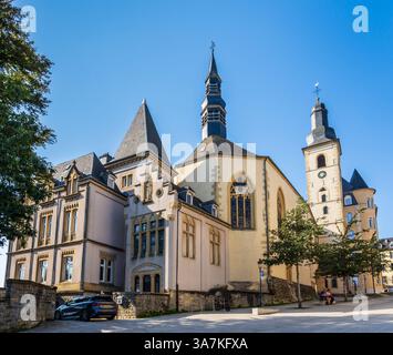 Vue générale de l'église Saint-Michel à l'entrée est du quartier historique de ville-haute à Luxembourg par une journée ensoleillée d'été. Banque D'Images