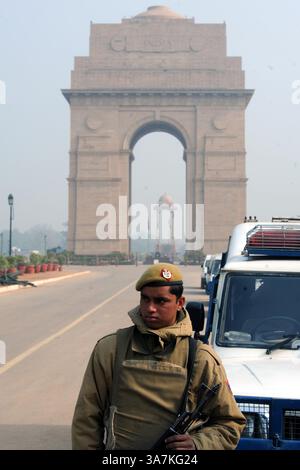 NEW DELHI, INDE - DÉCEMBRE 26 : garde du personnel de police au Rajpath par un matin froid et brumeux à New Delhi mercredi. (Crédit image : © India Today/ZUMAPRESS.com) Banque D'Images