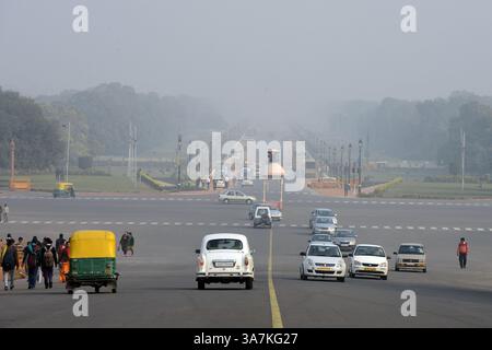 NEW DELHI, INDE - DÉCEMBRE 26 : circulation à Vijay Chowk à New Delhi lors d'une matinée brumeuse mercredi. (Crédit image : © India Today/ZUMAPRESS.com) Banque D'Images