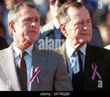 26 novembre 2009 - College Station, TX, États-Unis - le gouverneur George W. Bush et l'ancien président George H.W. Bush regardent le corps des cadets entrer dans le champ Kyle avant le match entre l'Université du Texas et l'Université Texas A&M, vendredi 26 novembre 1999 à College Station, Texas. (Crédit image : © Rodger Mallison/MCT/ZUMAPRESS.com) Banque D'Images