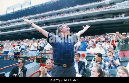 31 octobre 2010 - Arlington, TX, USA - dans cette photo non datée, l'ancien président George H.W. Bush reconnaît la foule au Rangers Ballpark à Arlington, Texas. (Crédit image : © Fort Worth Star-Telegram/MCT/ZUMAPRESS.com) Banque D'Images