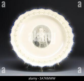 Assiette décorative représentant un portrait central d'une figure historique, encadrée par une couronne ornée le long du bord. Les détails complexes mettent en valeur le savoir-faire de la pièce., Art classique avec une touche moderne réinventé par Artotop, plate, c. 1790, anglais pour le marché américain, Leeds, Angleterre, Creamware, Diam. 24,3 cm (9 9/16 po) Banque D'Images