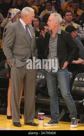 Dec. 28, 2012 - Los Angeles, CA, USA - vendredi 28 décembre 2012 ; Tennis Great Talks avec Basketball Great Jerry West au match des Lakers. Les Lakers de Los Angeles ont battu les Trail Blazers de Portland par le score final de 104-87 au Staples Center dans le centre-ville de Los Angeles, CA. (Crédit image : © Paul Lane/ZUMAPRESS.com) Banque D'Images