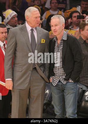 Dec. 28, 2012 - Los Angeles, CA, USA - vendredi 28 décembre 2012 ; Tennis Great Talks avec Basketball Great Jerry West au match des Lakers. Les Lakers de Los Angeles ont battu les Trail Blazers de Portland par le score final de 104-87 au Staples Center dans le centre-ville de Los Angeles, CA. (Crédit image : © Paul Lane/ZUMAPRESS.com) Banque D'Images