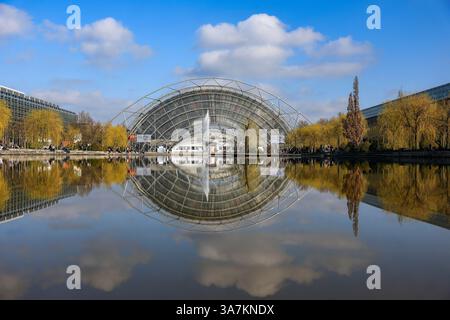 Leipzig, Allemagne. 27 mars 2025. Vue sur la salle de verre de la Foire du livre de Leipzig. Jusqu'au 30.03.2025, 2 040 exposants de 45 pays présenteront les nouveaux produits de ce livre printemps. La devise de la foire de cette année est « les mots déplacent les mondes ». Cette année, le pays invité est la Norvège. Crédit : Jan Woitas/dpa/Alamy Live News Banque D'Images
