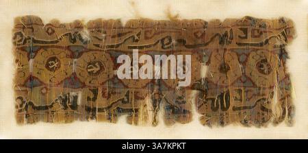 Un textile ancien avec des dessins et des inscriptions complexes, mettant en valeur un mélange de couleurs vibrantes et de motifs détaillés, indicatifs de l'artisanat traditionnel., Art classique avec une touche moderne réinventé par Artotop, fragment, période fatimide (969-1171), Egypte, Egypte, Egypte, fragment de bordure, trame de soie de tapisserie sur chaîne de soie bleu foncé, motif de corde torsadée en jaune sur les bords extérieurs Banque D'Images