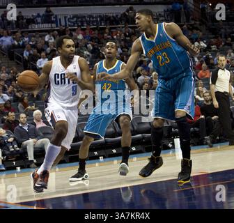 Dec. 29, 2012 - Charlotte, Caroline du Nord, U. S - Gerald Henderson de Charlotte Bobcats se dirige vers le cerceau contre Anthony Davis de la Nouvelle-Orléans le 29 décembre 2012, au Time Warner Cable Arena de Charlotte, en Caroline du Nord (crédit image : © Jeff Hahne/ZUMAPRESS.com) Banque D'Images