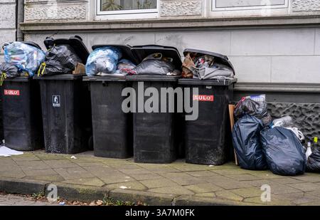 Débordement de poubelles devant un immeuble résidentiel à Gelsenkirchen, lors des grèves d'avertissement dans le secteur public du syndicat Verdi Banque D'Images