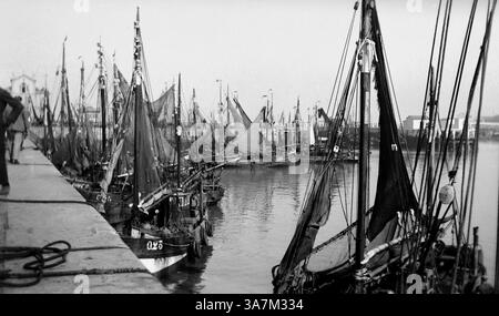 Plusieurs petits voiliers amarrés dans le port d'Ostende, Belgique, 1932. D'une collection de photographies amateurs non attribuées dans la plage de dates, 1929-1936, qui comprennent les vacances britanniques et européennes. La plupart des images originales étaient d'environ 3 ½ x 2 pouces. Banque D'Images