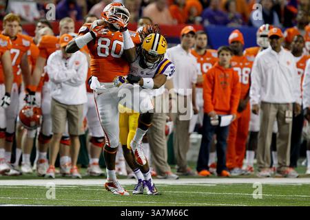 Janvier 1, 2013 - Atlanta, Georgia, USA - Kavahra Holmes (36), cornerback des Tigers de la LSU, affronte Clemson Tigers Tight End Brandon Ford (80) en deuxième mi-temps lors du Chick-fil-A Bowl au Georgia Dome. Score final Clemson 25 LSU 24. (Crédit image : © Frank Mattia/ZUMAPRESS.com) Banque D'Images