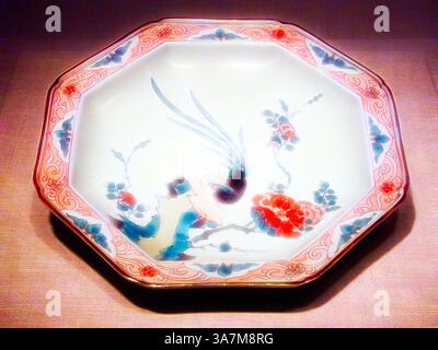 Une assiette octogonale à motifs complexes avec des motifs floraux délicats et un oiseau gracieux, mettant en valeur un mélange de couleurs élégantes et de détails artistiques., Art classique avec une touche moderne réinventée par Artotop, plat octogonal Arita-ware Kakiemon, 19e–début 20e siècle, Japon, porcelaine avec décoration émaillée Banque D'Images