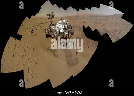 15 juin 2012 - Autoportrait de Curiosity - vue large..NASA's Curiosity Rover on mars - 2012..les 84e et 85e jours martiens de la mission de Curiosity sur mars de la NASA mars rover (31 octobre et 1er novembre 2012), le rover Curiosity de la NASA a utilisé le mars Hand Lens Imager (MAHLI) pour capturer des dizaines d'images haute résolution à combiner en images autoportraits du rover. Cette version de l'autoportrait en couleur comprend plus de terrain environnant qu'une version produite précédemment (PIA16239). La mosaïque montre le rover à ''Rocknest'', l'endroit dans le cratère de Gale où le premier scoop de la mission s'est emparé Banque D'Images