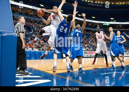 7 mars 2013 - créé Louis, Missouri, U. S - 7 mars 2013 - produit Louis, MO. Le garde des Braves DYRICUS SIMMS-EDWARDS (32) passe par l'attaquant des Drake Bulldogs JOEY KING (24) pour faire une passe lors du tournoi de conférence de la vallée du Missouri, tour 1, où Drake a battu Bradley 81 à 66. (Crédit image : © Richard Ulreich/ZUMAPRESS.com) Banque D'Images
