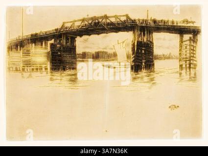 Un pont en bois altéré s'étend sur des eaux tranquilles, avec un petit bateau glissant en dessous. La scène est encadrée par une terre lointaine, améliorant le sentiment de sérénité et de connexion à la nature., Art classique avec une touche moderne réinventé par Artotop, Old Battersea Bridge, 1879, James McNeill Whistler, américain, 1834-1903, États-Unis, gravure et point sec à l'encre noire sur papier couché crème Banque D'Images