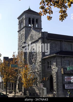 21 novembre 2012 - Baltimore, MD, États-Unis - de nombreux bâtiments et églises peuvent revendiquer un vitrail créé par Louis Comfort Tiffany, mais l'église luthérienne Mark de Baltimore dispose d'un intérieur entier créé par le célèbre designer. Les défenseurs cherchent à ce que le sanctuaire soit nommé monument historique. (Crédit image : © Barbara Haddock Taylor/MCT/ZUMAPRESS.com) Banque D'Images