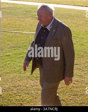 3 décembre 2012 - Parker, Texas, États-Unis d'Amérique - 2 décembre 2012 : le propriétaire du Southfork Ranch, Rex Maughan, lors de l'hommage à un mémorial pour l'acteur Larry Hagman tenu au Southfork Ranch à Parker, Texas. Southfork Ranch est le site où une grande partie de la célèbre série télévisée Dallas a été filmée. (Crédit image : © Daniel Goncalves/Cal Sport Media/ZUMAPRESS.com) Banque D'Images