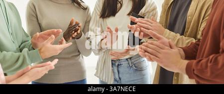 Amis applaudissant les mains en cercle de près, salutation, réunion de groupe, audience reconnaissante applaudissant Banque D'Images
