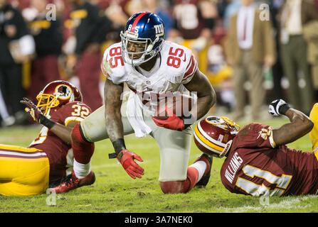 03, 2012 - Landover, Maryland, États-Unis - New York Giants Tight End Martelus BENNETT (85) attrape une passe entre 2 défenseurs à FedEx Field. (Crédit image : © Tom Rothenberg/ZUMAPRESS.com) Banque D'Images
