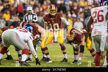 03 décembre 2012 - Landover, Maryland, États-Unis - le quarterback ROBERT GRIFFIN III (10) des Redskins de Washington apparaît dans son premier Monday Night Football à FedEx Field. (Crédit image : © Tom Rothenberg/ZUMAPRESS.com) Banque D'Images