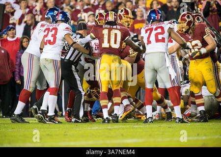 Dec. 03, 2012 - Landover, Maryland, États-Unis - les géants récupèrent un fumble au cours de la deuxième mi-temps du Monday Night Football. (Crédit image : © Tom Rothenberg/ZUMAPRESS.com) Banque D'Images