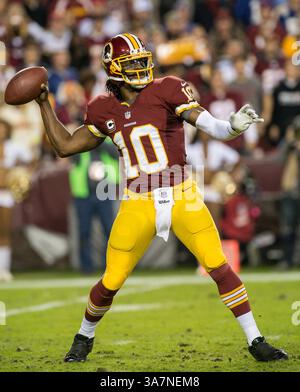 03 décembre 2012 - Landover, Maryland, États-Unis - le quarterback ROBERT GRIFFIN III (10) des Redskins de Washington apparaît dans son premier Monday Night Football à FedEx Field. (Crédit image : © Tom Rothenberg/ZUMAPRESS.com) Banque D'Images