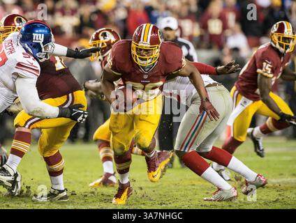 Dec. 03, 2012 - Landover, Maryland, États-Unis - Washington Redskins Fullback DARREL YOUNG (36) court pour une première descente au cours de la deuxième moitié de Monday Night Football à FedEx Field. (Crédit image : © Tom Rothenberg/ZUMAPRESS.com) Banque D'Images