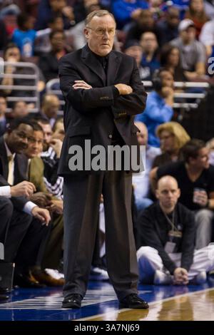 4 décembre 2012 : L'entraîneur-chef des Timberwolves du Minnesota, Rick Adelman, regarde depuis la ligne de touche pendant le match NBA entre les Timberwolves du Minnesota et les 76ers de Philadelphie au Wells Fargo Center à Philadelphie, en Pennsylvanie. Les Timberwolves du Minnesota ont battu les 76ers de Philadelphie, 105-88.(image crédit : © Chris Szagola/Cal Sport Media/ZUMAPRESS.com) Banque D'Images