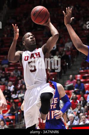 Dec. 5, 2012 - Salt Lake City, Utah, U. S - L'attaquant Utah Utes JARRED DUBOIS (5) tire sur un coureur lors de leur match contre les Broncos de Boise State au Jon M. Huntsman Center à Salt Lake City, UT, le mercredi 5 décembre 2012. Utah a gagné le match 76-55. (Crédit image : © Michael Mangum/ZUMAPRESS.com) Banque D'Images