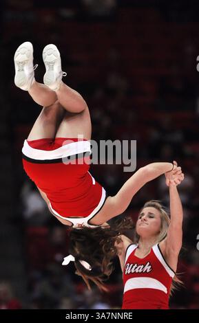 Dec. 5, 2012 - Salt Lake City, Utah, U. S - Utah Utes cheerleaders se produisent pendant un temps mort dans leur match contre les Boise State Broncos au Jon M. Huntsman Center à Salt Lake City, UT le mercredi 5 décembre 2012. Utah a gagné le match 76-55. (Crédit image : © Michael Mangum/ZUMAPRESS.com) Banque D'Images