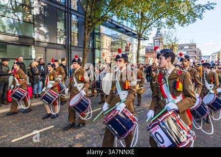 Soldats en uniforme jouant de la batterie pendant la cérémonie du jour du souvenir. Londres, Royaume-Uni, 11 novembre 2023 Banque D'Images