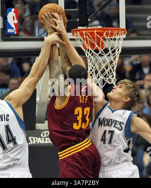 Dec. 7, 2012 - Minneapolis, MN, USA - Nikola Pekovic, à gauche, des Timberwolves du Minnesota, et Andrei Kirilenko (47) bloquent la tentative de layup de l'Alonzo Gee des cavaliers de Cleveland au Target Center de Minneapolis, Minnesota, le vendredi 7 décembre 2012. Les Timberwolves ont gagné, 91-73. (Crédit image : © Marlin Levison/MCT/ZUMAPRESS.com) Banque D'Images