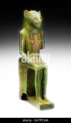 Une statue assise représentant une figure avec une tête de lionne, ornée de bijoux complexes et d'un vêtement traditionnel, dégageant un air de majesté et de grâce. La figure est posée sur une base rectangulaire, incarnant un sentiment de force et de révérence., Art classique avec une touche moderne réinventée par Artotop, statuette du Dieu Horus, fils de Wedjat, période ptolémaïque (305–30 av. J.-C.), égyptien, Égypte, bronze Banque D'Images
