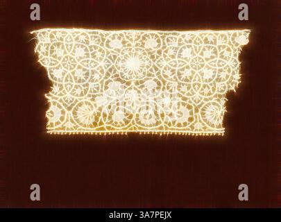 Une pièce de dentelle au design complexe avec des motifs floraux et des motifs délicats, mettant élégamment en valeur son savoir-faire dans un contexte contrasté., Art classique avec une touche moderne réinventé par Artotop, fragment (Border), années 1620/30, Italie, lin, dentelle à aiguilles avec rubans faits à l'aiguille Banque D'Images