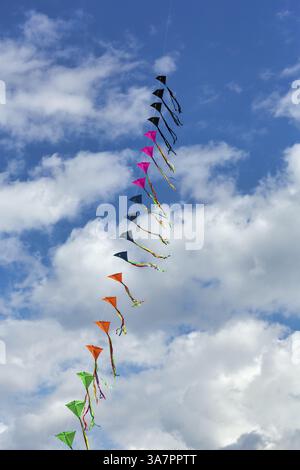 Cerfs-volants multicolores enfilés volant dans le ciel, guirlande, festival de cerfs-volants à Vinsebeck, nuages de printemps, Steinheim, Eggebirge et sud de la forêt de Teutoburg na Banque D'Images