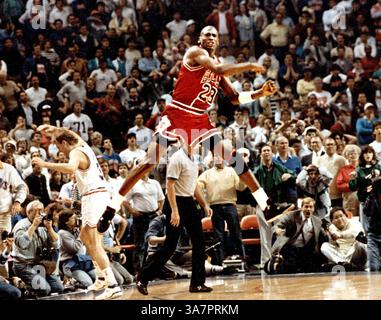 17 avril 2003 - Cleveland, OHIO, États-Unis - Michael Jordan des Chicago Bulls réagit après avoir frappé le panier gagnant face à Craig EHLO de Cleveland, arrière gauche, dans le match 5 des séries éliminatoires NBA le 7 mai 1989, à Cleveland, Ohio. (Crédit image : © Ed Wagner/MCT/ZUMAPRESS.com) Banque D'Images